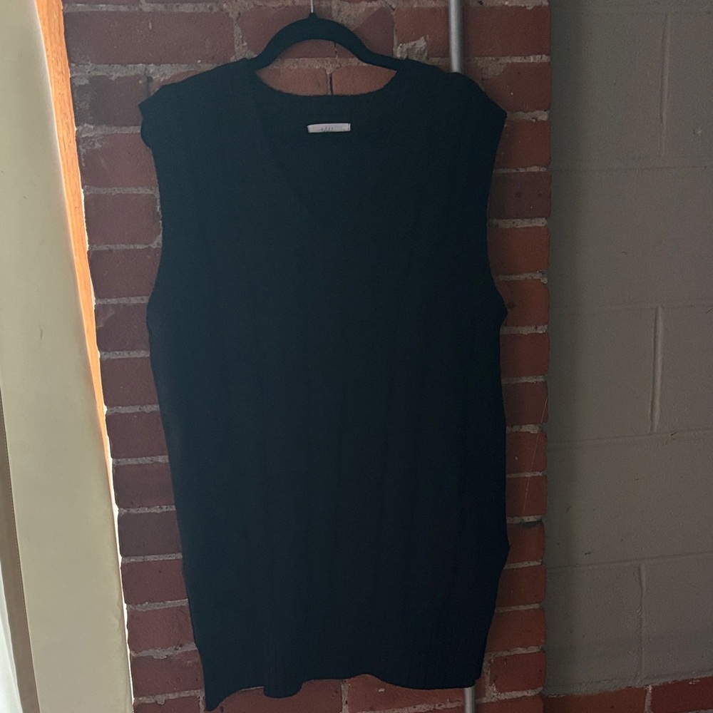 Black Sleeveless Women's Sweatervest